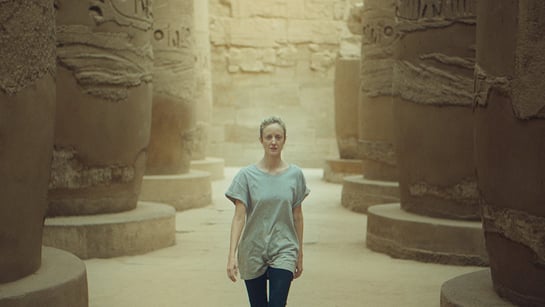 "Luxor": El viejo amor en el Nilo de Andrea Riseborough