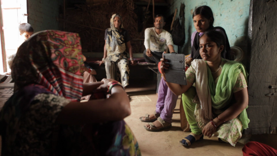 "Escribiendo con fuego": El inspirador documental sobre el primer periódico creado por mujeres en la India