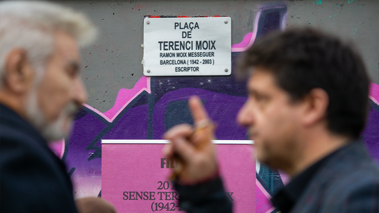 Así fue el homenaje a Terenci Moix en su plaza de Barcelona, que ya exhibe la placa conmemorativa
