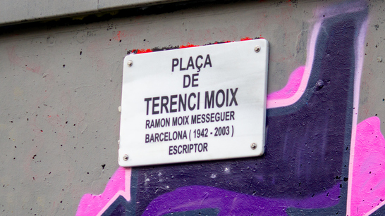 Així va ser l'homenatge a Terenci Moix a la seva plaça de Barcelona, que ja exhibeix la placa commemorativa