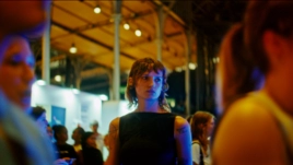 Elisabeth entre el público de un evento en Una segunda vida